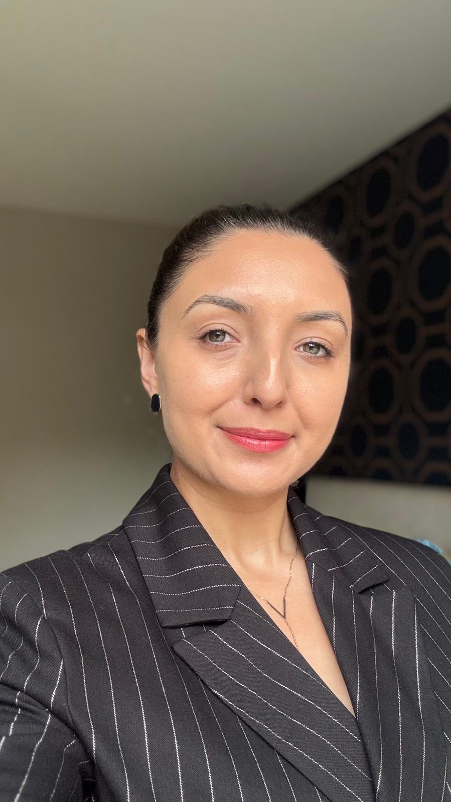 Portrait of Ion, Certified Clinical Hypnotherapist behind HOW TO BE HUMAN